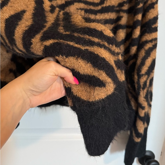 Animal Tiger Print Fuzzy Crop Short Sweater - Black and Brown - Picture 2 of 6